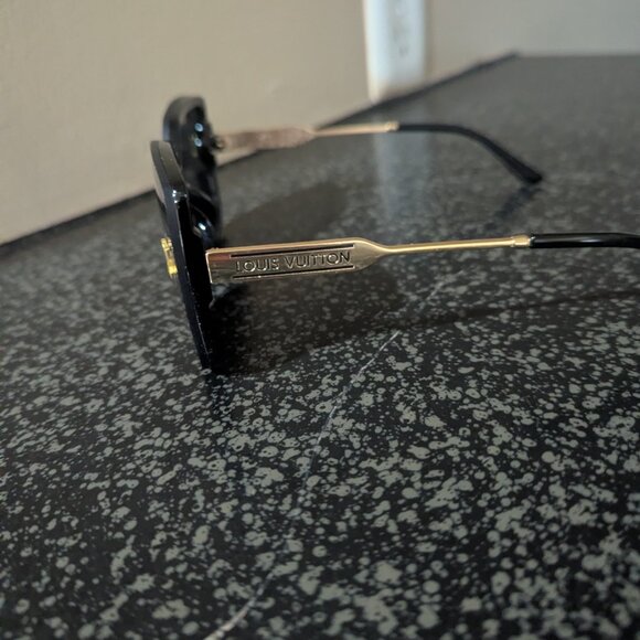 Louie Vuitton  UNISEX Sunglasses - Picture 3 of 3